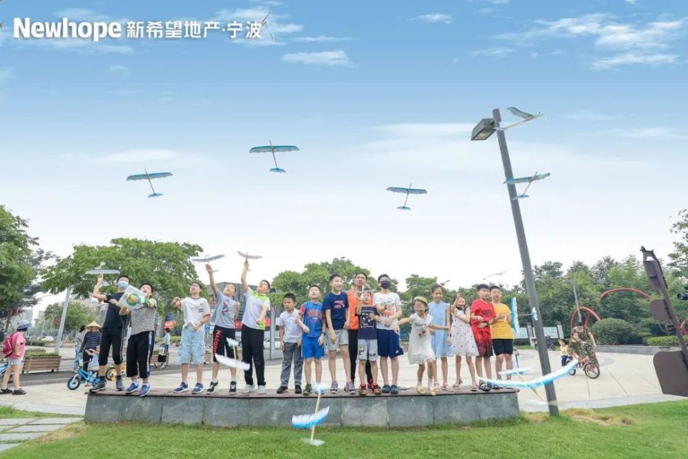 包含一位欧洲新秀异军突起，成为球队新希望的词条