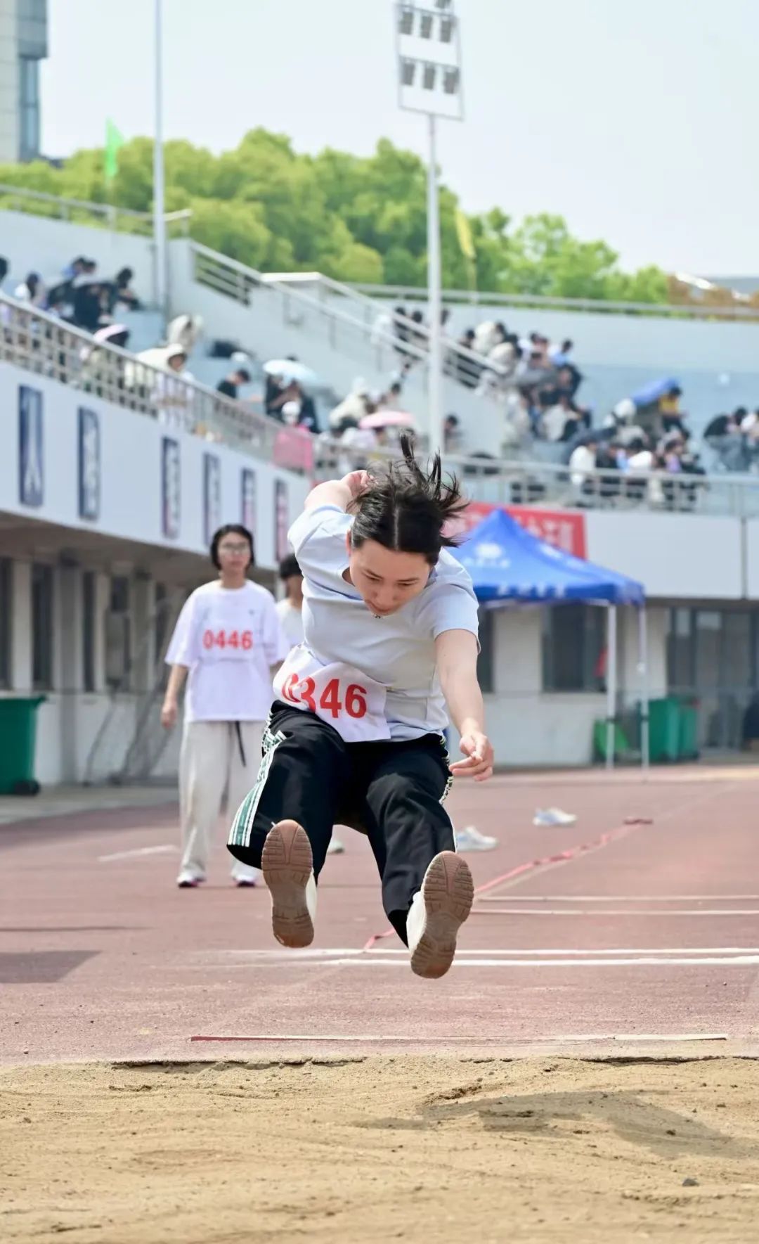 队员们拼尽全力，赛场上留下无悔的足迹